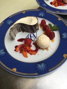 un plato de comida con fresas y helado en Hôtel des Voyageurs Restaurant Traiteur, en Bagnols