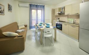 eine Küche mit einem Tisch und einem Sofa in einem Zimmer in der Unterkunft Raimo House in Castellammare di Stabia