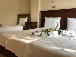 Postel nebo postele na pokoji v ubytování Dalyan Nehir suit hotel