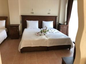 Postel nebo postele na pokoji v ubytování Dalyan Nehir suit hotel