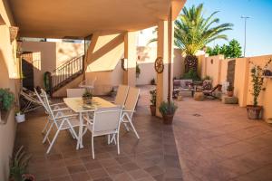 a patio with a table and chairs on it at Casa Rural Las Eras en Monfragüe in Malpartida de Plasencia