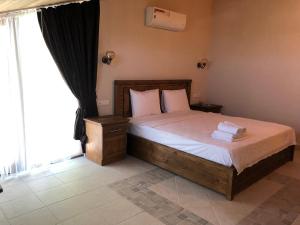 Postel nebo postele na pokoji v ubytování Dalyan Nehir suit hotel