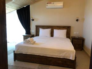 Postel nebo postele na pokoji v ubytování Dalyan Nehir suit hotel