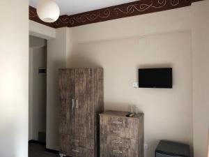 TV a/nebo společenská místnost v ubytování Dalyan Nehir suit hotel