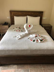Postel nebo postele na pokoji v ubytování Dalyan Nehir suit hotel