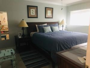 Katil atau katil-katil dalam bilik di Treasure Island Beach, FL Waterfront Condo