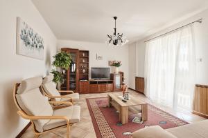 uma sala de estar com um sofá e uma televisão em Apartment Ana em Brtonigla