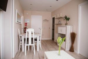 a kitchen and dining room with a table and chairs at La Atalaya, apartamento en Llanes in Llanes