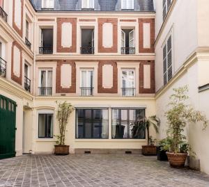 an empty courtyard in front of a building at Loft atelier d'artiste Cœur de Paris. Exceptionnel ! in Paris