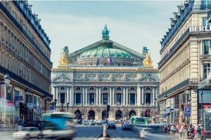 a large building on a city street with cars at Loft atelier d'artiste Cœur de Paris. Exceptionnel ! in Paris