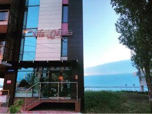 a building with a glass door with a view of the ocean at Apartament Vila Maria in Mamaia