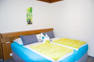 מיטה או מיטות בחדר ב-Seeappartement " Seerose"