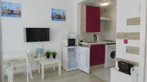 Kuchyňa alebo kuchynka v ubytovaní APARTAMENTO EN CENTRO A 150M DEL MAR Apolo B
