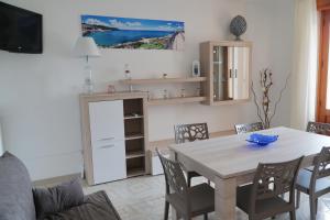 - une cuisine et une salle à manger avec une table et des chaises dans l'établissement SALENTO DA INCANTO, à Spongano
