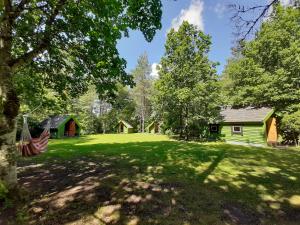 un patio con casas y una bandera americana en Kardoni Puhkelaager, en Tornimäe