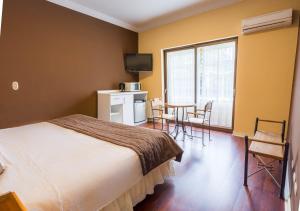 Cama ou camas em um quarto em Hotel Inti Kuyen Plaza