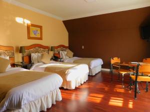 Cama ou camas em um quarto em Hotel Inti Kuyen Plaza