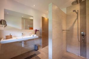 A bathroom at Alpinjuwel in Hippach Még 37 kép