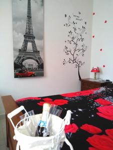 1 dormitorio con 1 cama con la torre Eiffel en Dolce Risveglio, en San Valentino in Abruzzo Citeriore