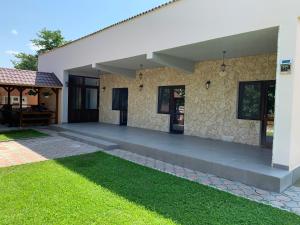 Casa con pared de piedra y patio en Casa Roka, en Eşelniţa