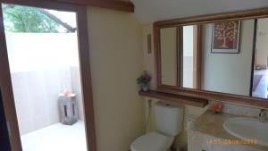 a bathroom with a toilet and a sink and a mirror at Villa Khao Phaengma in Wang Nam Khieo