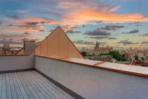 piramida na dachu budynku o zachodzie słońca w obiekcie Elite Apartments Waterlane Free Swimming Pool Access w Gdańsku