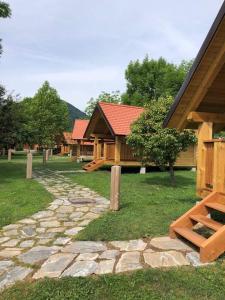 einen Steinweg vor einem Gebäude mit einem Haus in der Unterkunft Camp Podgrad Vransko in Vransko