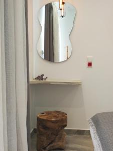 bagno con specchio e stucco in legno di Theodora Luxury Studios a Naxos Chora