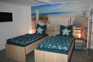 Postel nebo postele na pokoji v ubytování Die Ferienwohnung in Lörzweiler