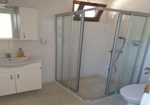Kamar mandi di Adrasan Şekerbahçe Otel