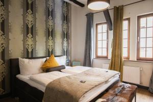 een slaapkamer met een groot bed in een kamer bij Boutique-Hotel Lohspeicher in Cochem