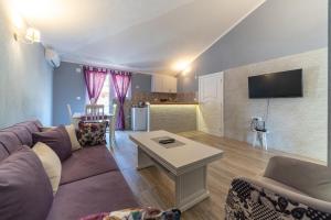 Μια τηλεόραση ή/και κέντρο ψυχαγωγίας στο Apartments Kingfisher