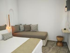 un soggiorno con divano e letto di Theodora Luxury Studios a Naxos Chora