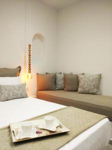 un soggiorno con 2 letti e un divano di Theodora Luxury Studios a Naxos Chora