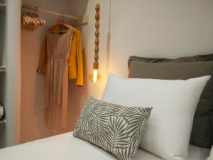 una camera con letto, cuscino e armadio di Theodora Luxury Studios a Naxos Chora