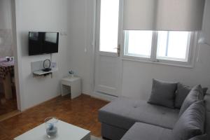 a living room with a couch and a tv at Apartman KEJ in Pirot