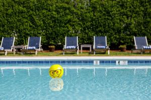 una bola amarilla en el agua en una piscina en The Ocean Resort Inn en Montauk