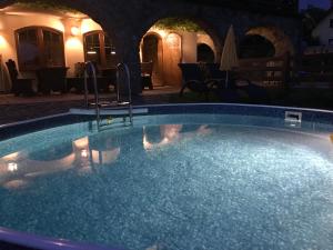 basen w nocy z oświetleniem w wodzie w obiekcie Mileżówka - Noclegi&SPA w Ustroniu