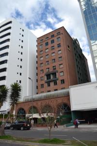 un gran edificio de ladrillo en una ciudad con edificios en Fontana: Location + Pool, en Quito