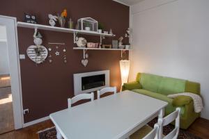Una sala de estar con un sofá verde y una mesa. en La Casa di Davide - David Home, en Cave del Predil 8 fotos más