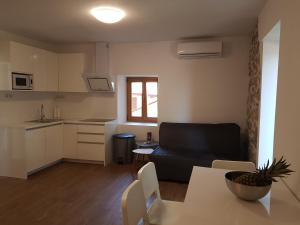 Kuchyňa alebo kuchynka v ubytovaní Apartments Jungic, Rab