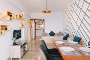 Toumpanakis Apartments في كياتو: غرفة معيشة مع طاولة وأريكة