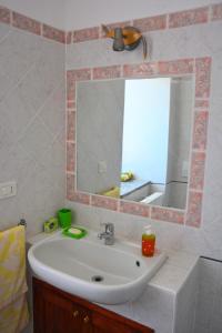 a bathroom with a sink and a mirror at Casa Omnia B&B in Castellamonte