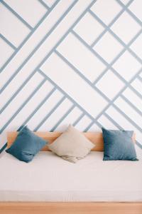 - une chambre avec un lit blanc et des oreillers dans l'établissement Toumpanakis Apartments, à Kiato