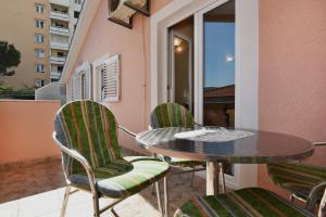 patio con mesa y sillas en el balcón en Apartments Marko en Herceg-Novi