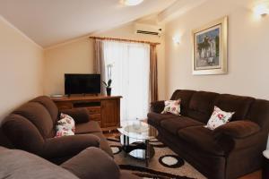 Sala de estar con 2 sofás y TV en Apartments Marko en Herceg-Novi