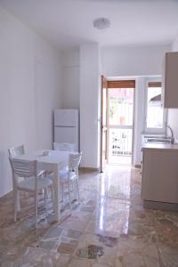 een keuken met een tafel en stoelen in een kamer bij Clambè in Palermo