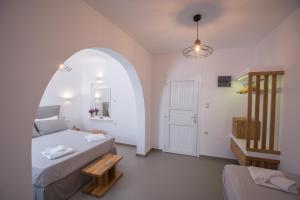 Postel nebo postele na pokoji v ubytování Agia Anna Beachfront Boutique