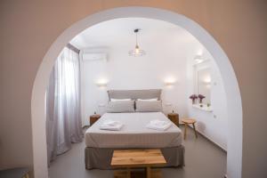 Postel nebo postele na pokoji v ubytování Agia Anna Beachfront Boutique