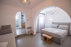Postel nebo postele na pokoji v ubytování Agia Anna Beachfront Boutique